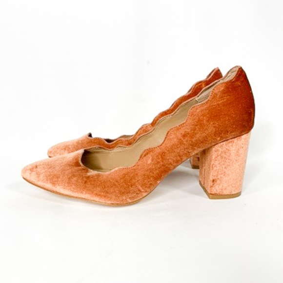 ANTHROPOLOGIE Scalloped Velvet Block Heels Tan 10 - Picture 3 of 8